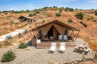 Paisaje cerca de este tented camp