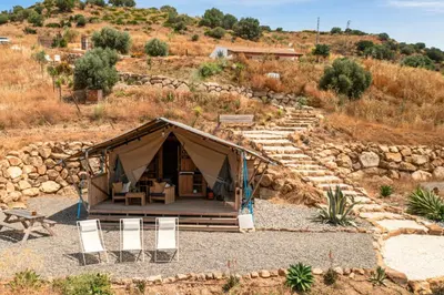Paisaje cerca de este tented camp