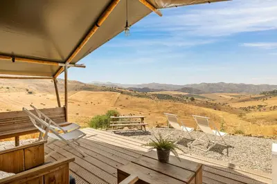 Paisaje cerca de este tented camp