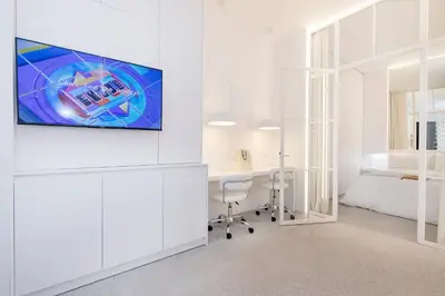 Una televisión o centro de entretenimiento en BHost - Lumière Suites