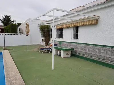 Plano de Chalet independiente en zona residencial rural con piscina privada