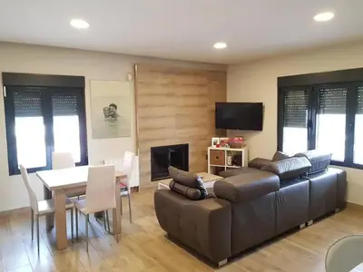 Una televisión o centro de entretenimiento en Chalet independiente en zona residencial rural con piscina privada