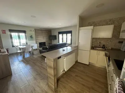 Una cocina o zona de cocina en Chalet independiente en zona residencial rural con piscina privada