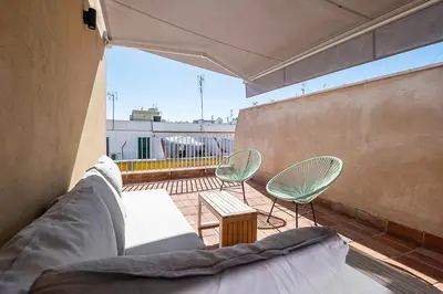 Un balcón o terraza de Berenguela Penthouse - Terraza y piscina privadas