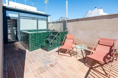 Un balcón o terraza de Berenguela Penthouse - Terraza y piscina privadas