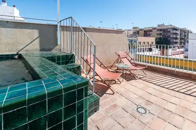 Un balcón o terraza de Berenguela Penthouse - Terraza y piscina privadas