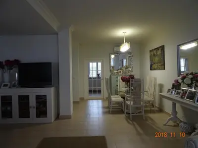 Una televisión o centro de entretenimiento en Casa de diseño con jardín cerca de Córdoba
