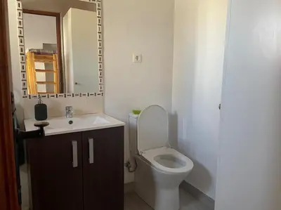 Un baño de Lovely 10-Bed Villa with Private Pool & Garden