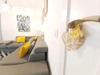 Zona de estar de Luminoso apartamento en el centro, con mucho arte