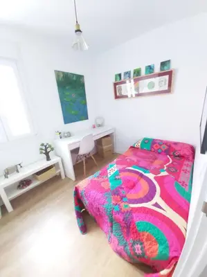 Cama o camas de una habitación en Luminoso apartamento en el centro, con mucho arte