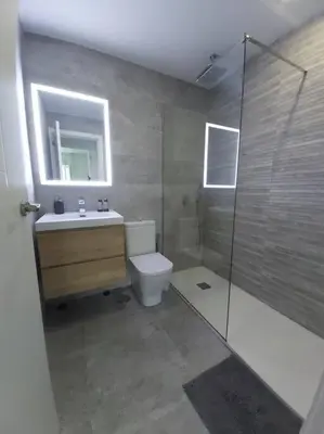 Un baño de Luminoso apartamento en el centro, con mucho arte