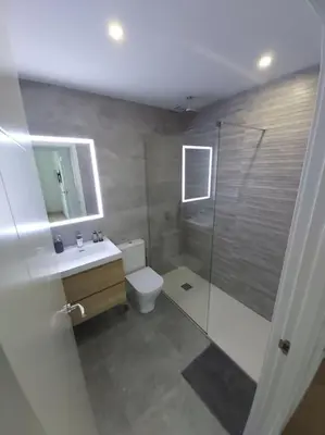 Un baño de Luminoso apartamento en el centro, con mucho arte