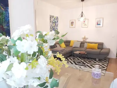 Zona de estar de Luminoso apartamento en el centro, con mucho arte