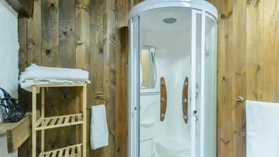 Un baño de Combinación Serval y Pedrizas Montefrío by Ruralidays