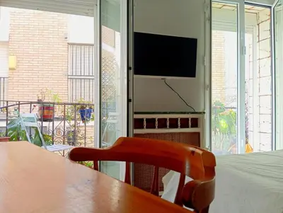 Una televisión o centro de entretenimiento en La Casa de las Flores Sevilla