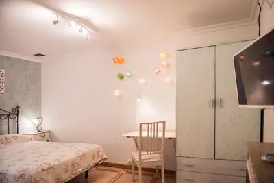 Cama o camas de una habitación en La Casa de las Flores Sevilla