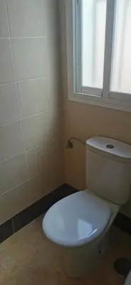 Un baño de HOGAREÑO ADOSADO EN EL PUEBLO DE ARDALES