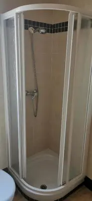 Un baño de HOGAREÑO ADOSADO EN EL PUEBLO DE ARDALES