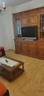 Una televisión o centro de entretenimiento en HOGAREÑO ADOSADO EN EL PUEBLO DE ARDALES