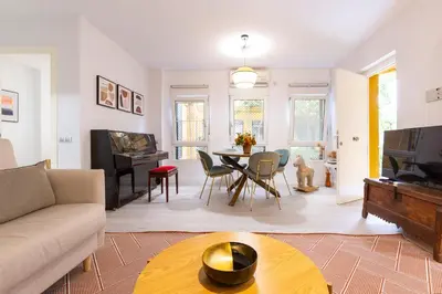 Una televisión o centro de entretenimiento en Santiago Suite Home