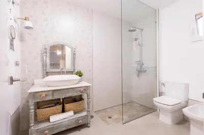 Un baño de Santiago Suite Home