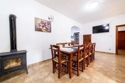 Una televisión o centro de entretenimiento en Casa Rural La Loma