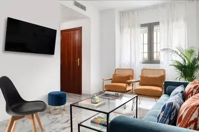 Una televisión o centro de entretenimiento en MonKeys Apartments Muro de los Navarros Deluxe