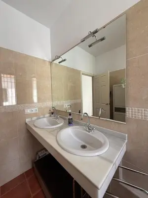 Un baño de Estudio familiar con baño compartido SEVILLA DELUXE LOS ROSALES