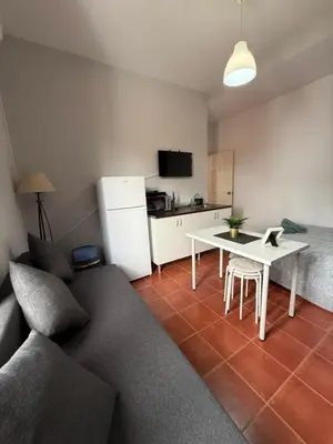 Una televisión o centro de entretenimiento en Estudio familiar con baño compartido SEVILLA DELUXE LOS ROSALES