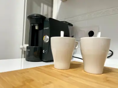 Utensilios para hacer té y café en Elegancia junto al Rectorado.