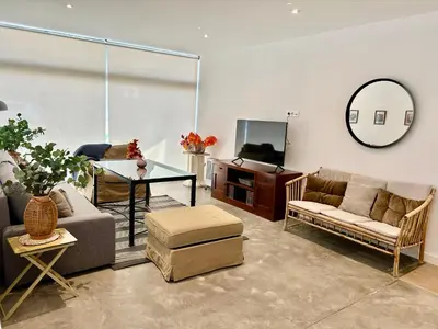 Una televisión o centro de entretenimiento en Nuevo y tranquilo de 1 habitación 15 minutos del casco histórico