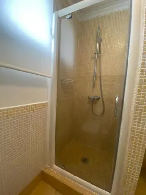 Un baño de Increíble piso muy Centrico