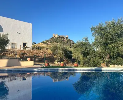Piscina en o cerca de Casa Caraza. Un olivar con vistas al castillo de Juego de Tronos