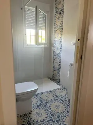 Un baño de Casa Caraza. Un olivar con vistas al castillo de Juego de Tronos