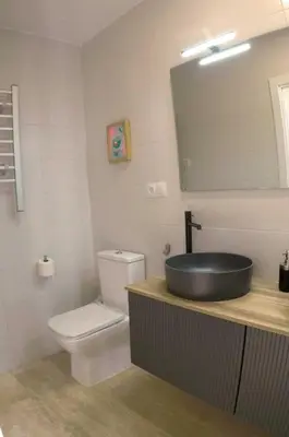 Un baño de Nuevo Estudio moderno, agradable y cómodo