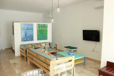 Una televisión o centro de entretenimiento en Nuevo Estudio moderno, agradable y cómodo