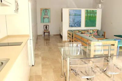 Zona de estar de Nuevo Estudio moderno, agradable y cómodo