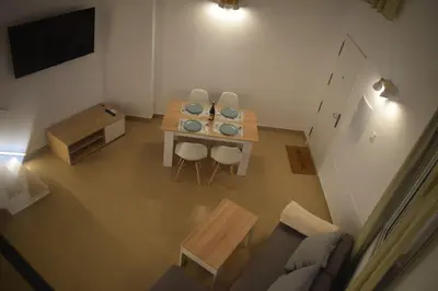 Una televisión o centro de entretenimiento en LOFT Reyes Católicos Parking privado INCLUIDO
