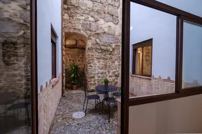 Un patio o zona al aire libre en Patio muralla romana ¡Sé parte de la historia!