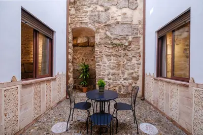 Un patio o zona al aire libre en Patio muralla romana ¡Sé parte de la historia!