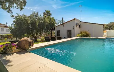 Piscina en o cerca de 4 Bedroom Stunning Home In Guillena