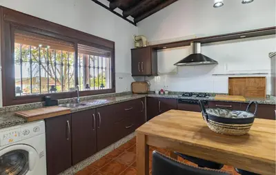 Una cocina o zona de cocina en 4 Bedroom Stunning Home In Guillena