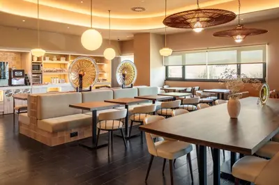 Un restaurante o sitio para comer en B&B HOTEL Écija