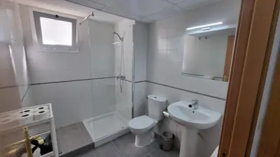 Un baño de Moderno Apartamento 3 dormitorios y piscina