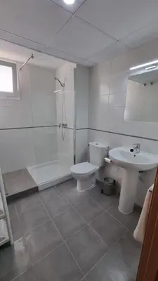 Un baño de Moderno Apartamento 3 dormitorios y piscina