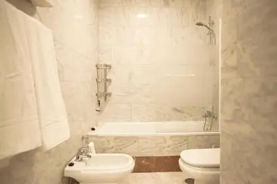 Un baño de Castellar, amplia terraza y ubicación ideal