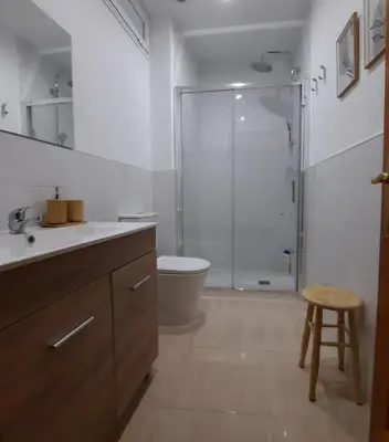 Un baño de TRANQUILO APARTAMENTO ZONA CENTRO