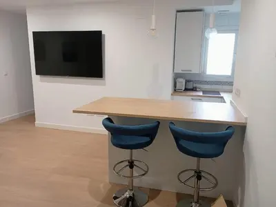 Una televisión o centro de entretenimiento en Bonito, céntrico y fresco apartamento Santa Marina