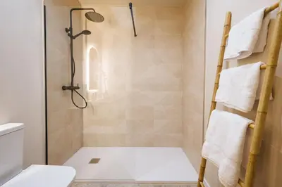 Un baño de New Hostly Alameda Apartments