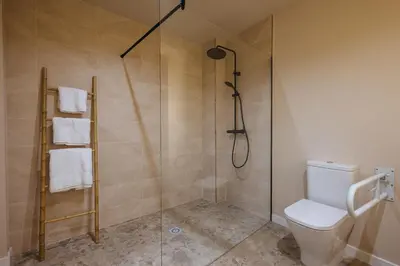 Un baño de New Hostly Alameda Apartments